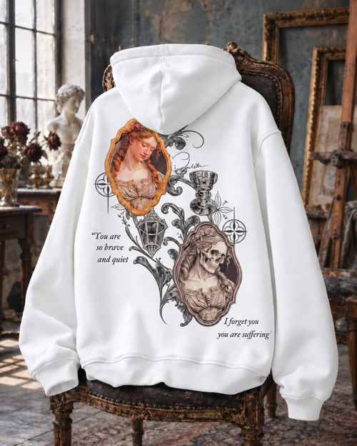 WORTHY Portrait & Skull — hoodie blanc, portraits aux teintes naturelles et ornements anthracite, vue de dos.